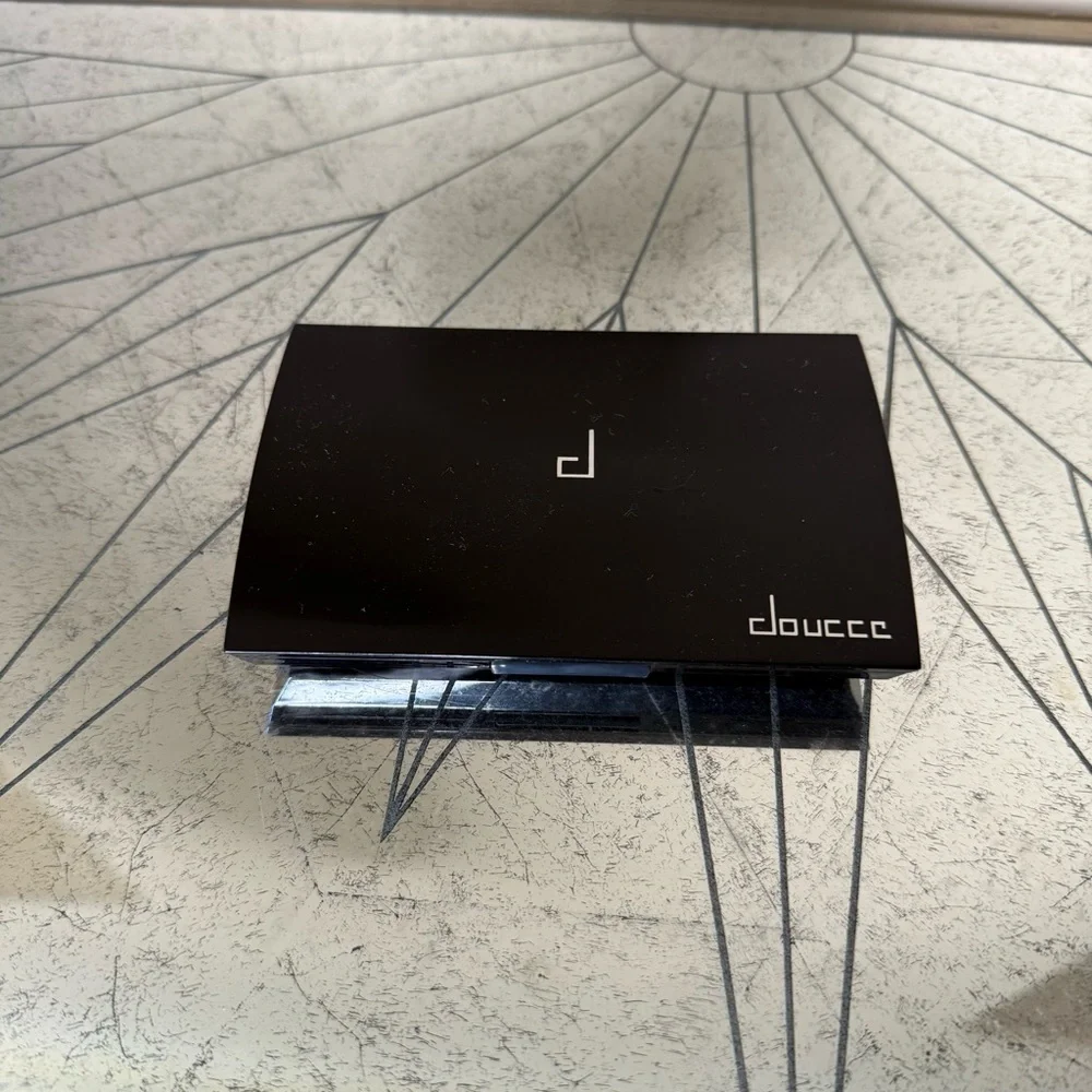 Doucce Eyeshadow Palette with Purple and Brown Hues